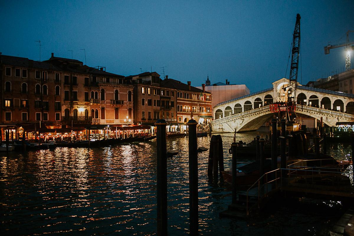 wedding photographer venice taking photographs of the stunning city