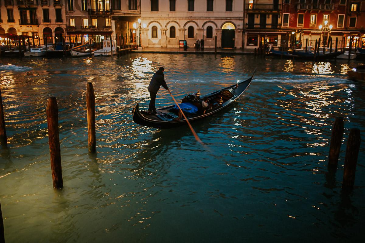 wedding photographer venice taking photographs of the stunning city