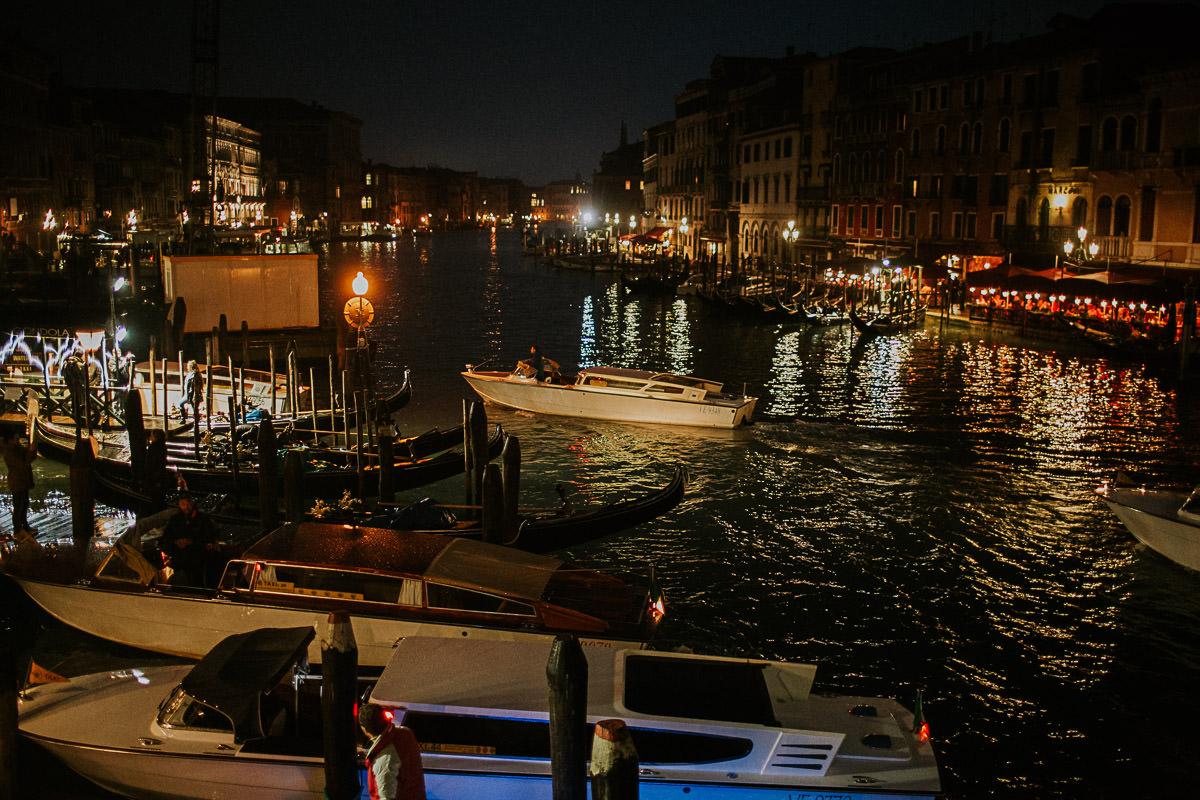 wedding photographer venice taking photographs of the stunning city
