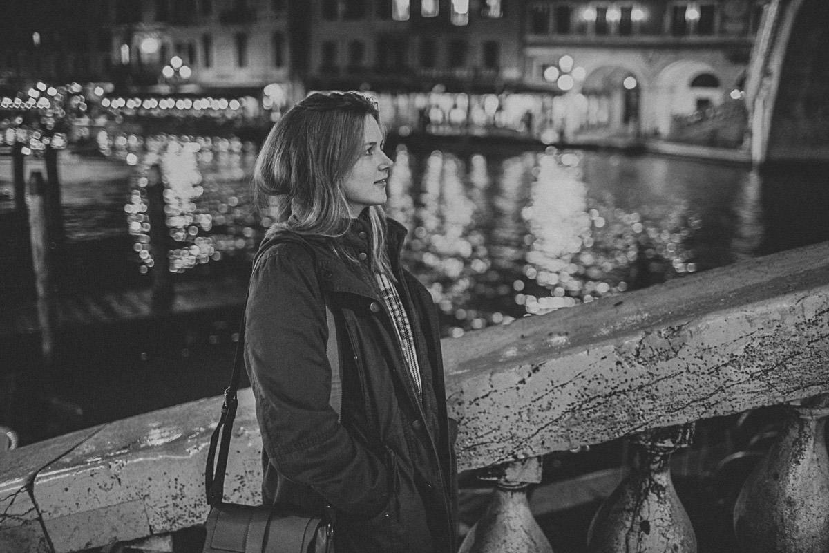 wedding photographer venice taking photographs of the stunning city