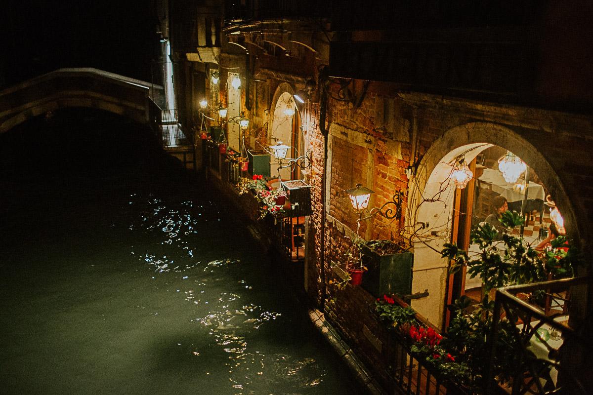 wedding photographer venice taking photographs of the stunning city