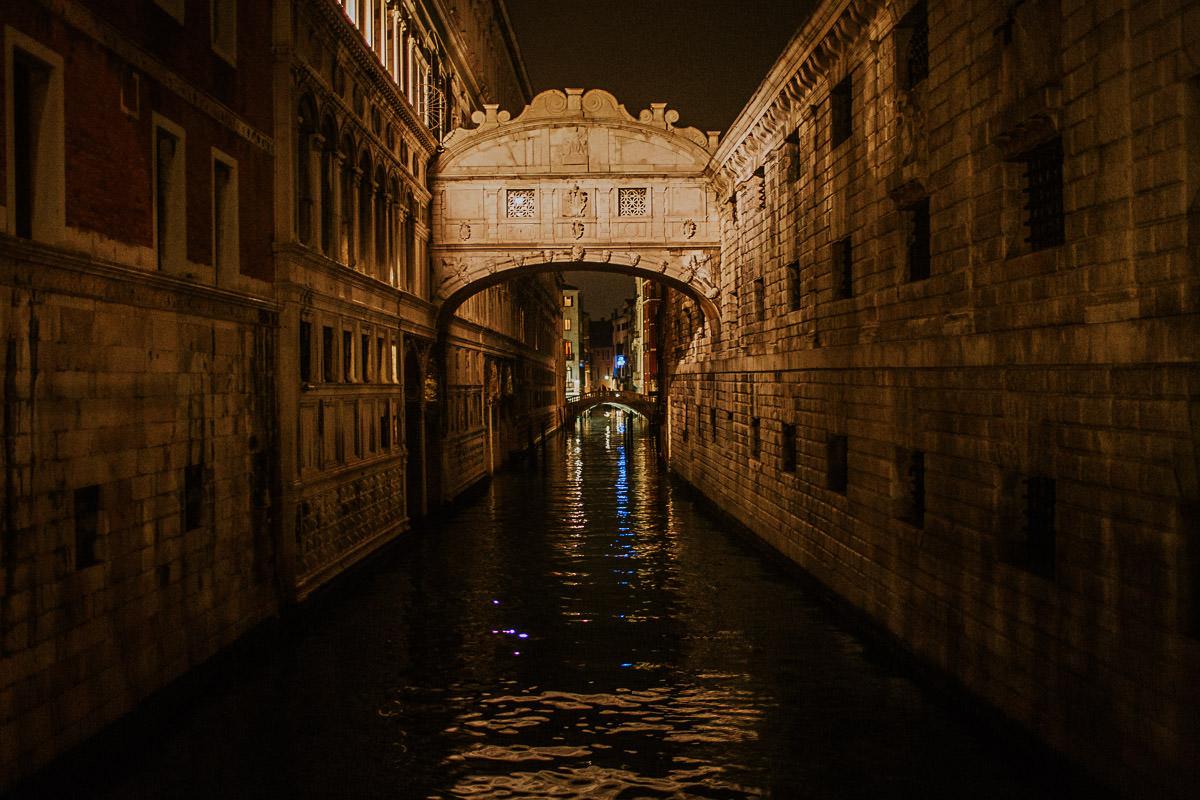 wedding photographer venice taking photographs of the stunning city