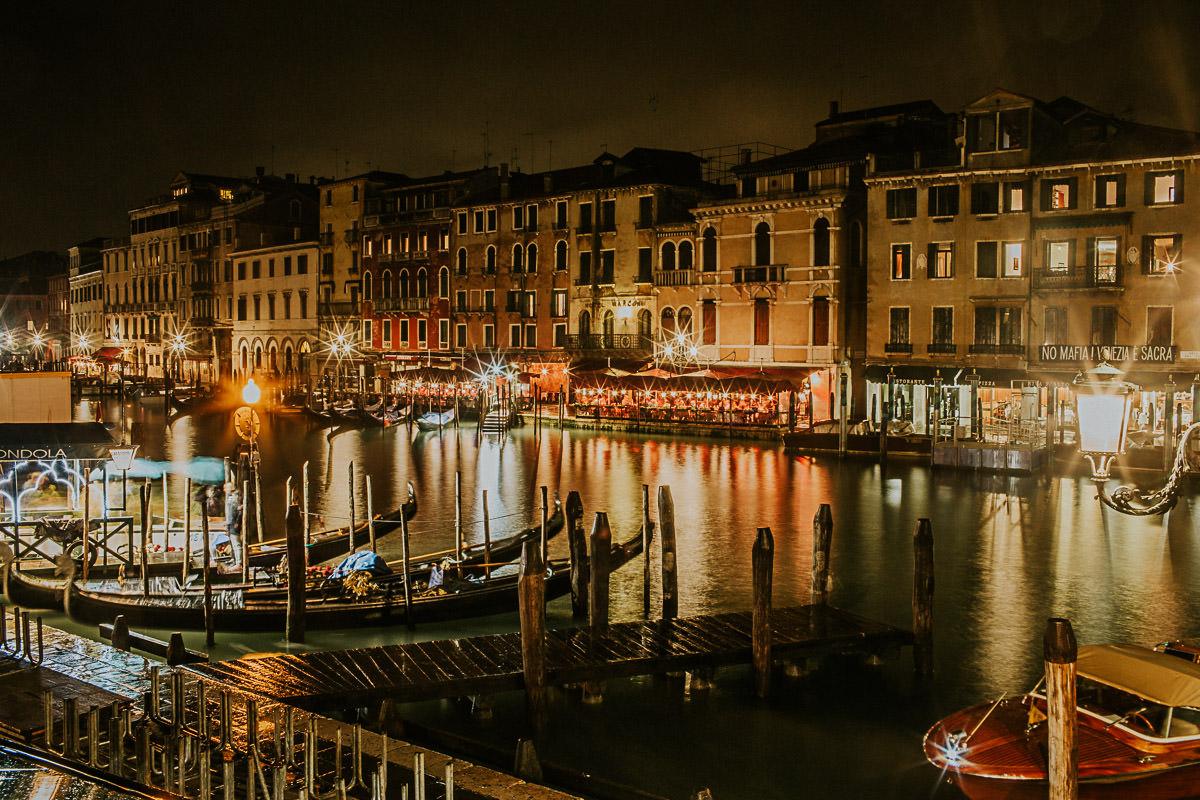 wedding photographer venice taking photographs of the stunning city