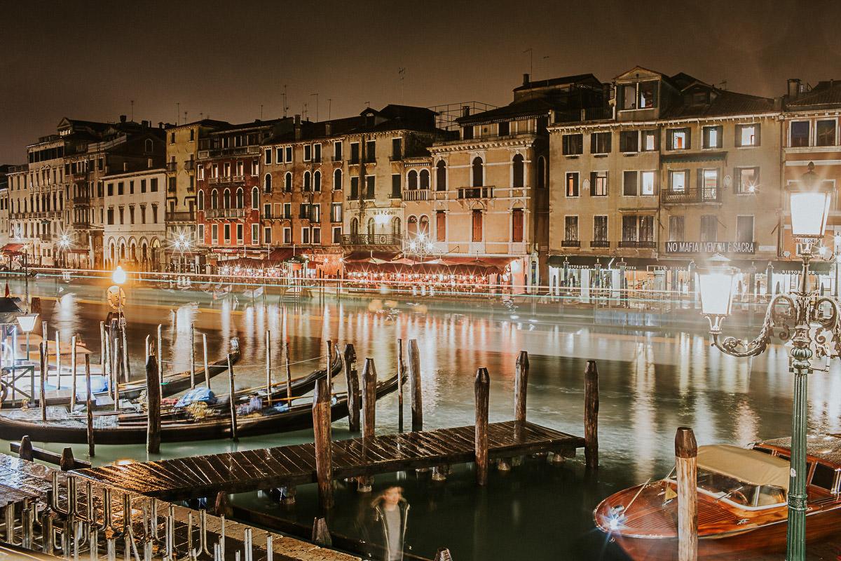 wedding photographer venice taking photographs of the stunning city