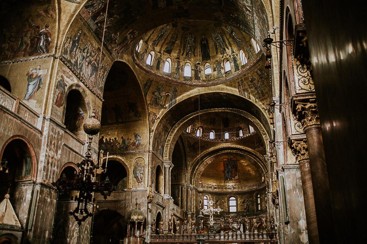 wedding photographer venice taking photographs of the stunning city