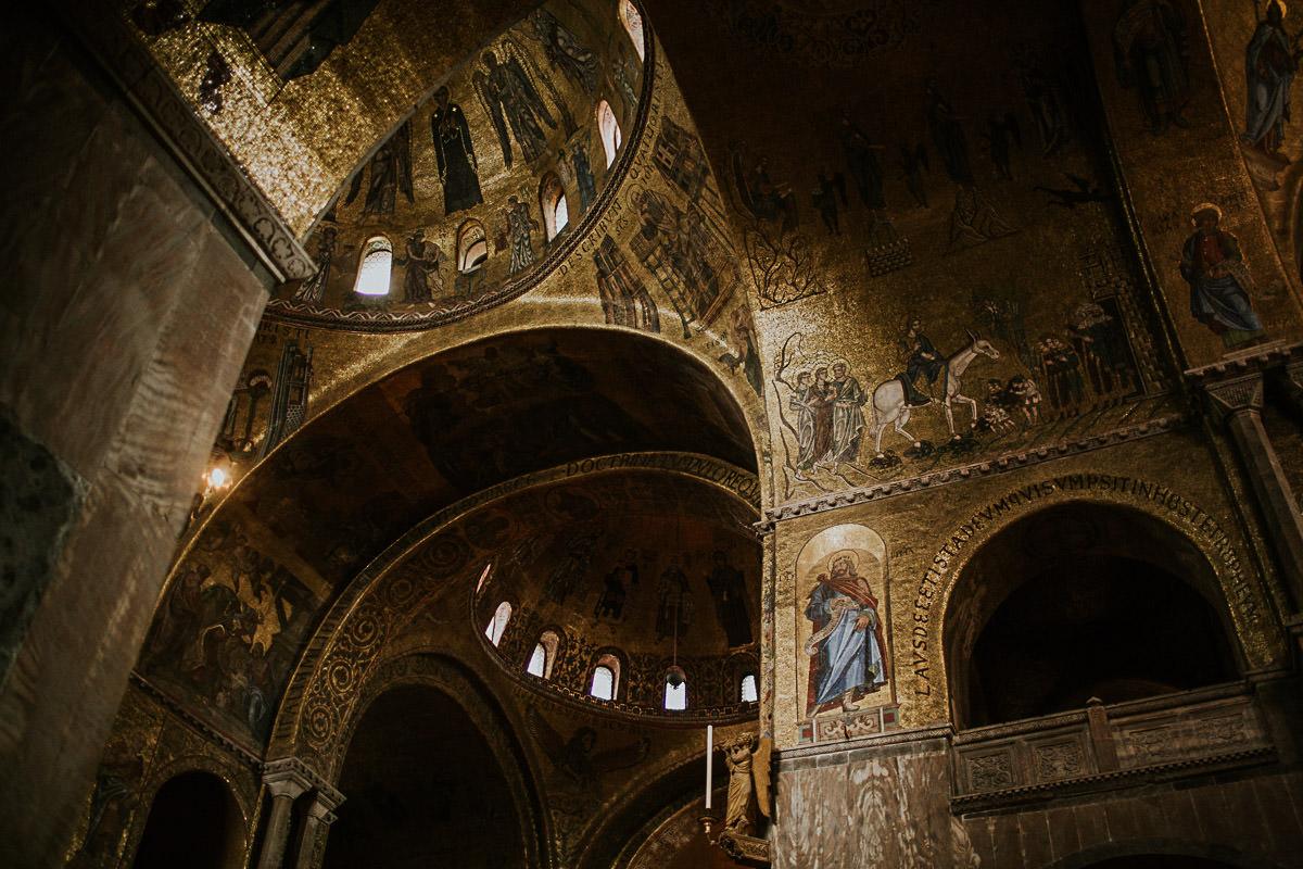 wedding photographer venice taking photographs of the stunning city