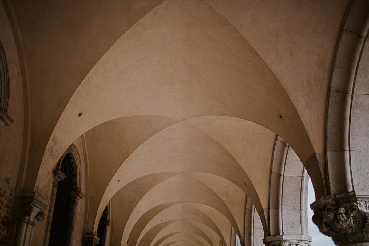 wedding photographer venice taking photographs of the stunning city