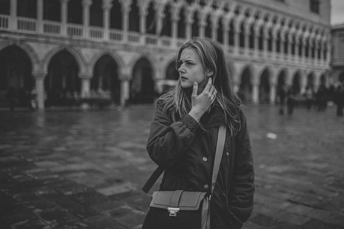 wedding photographer venice taking photographs of the stunning city