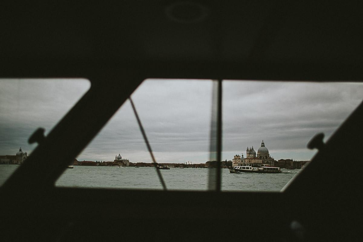 wedding photographer venice taking photographs of the stunning city