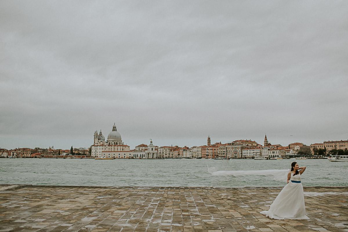 wedding photographer venice taking photographs of the stunning city