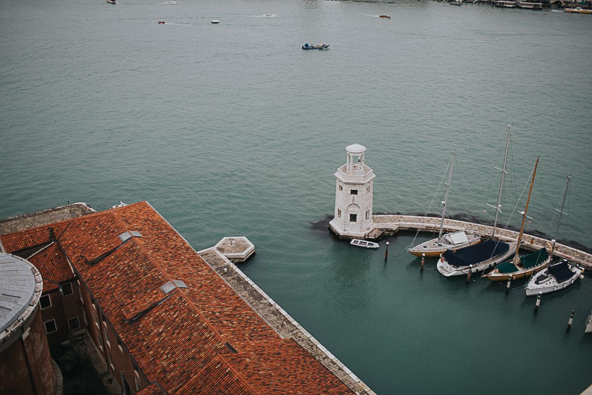 wedding photographer venice taking photographs of the stunning city