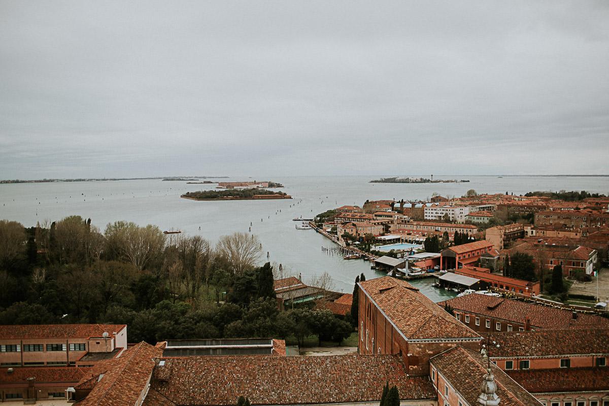 wedding photographer venice taking photographs of the stunning city