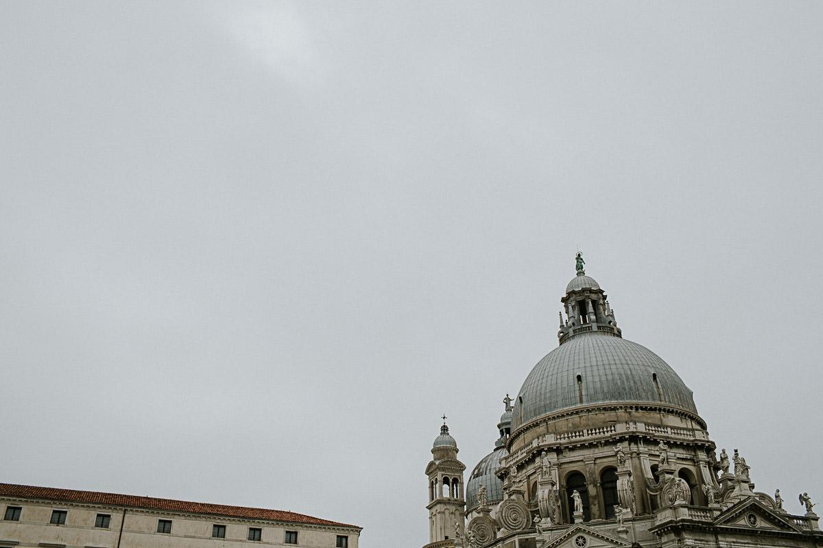 wedding photographer venice taking photographs of the stunning city