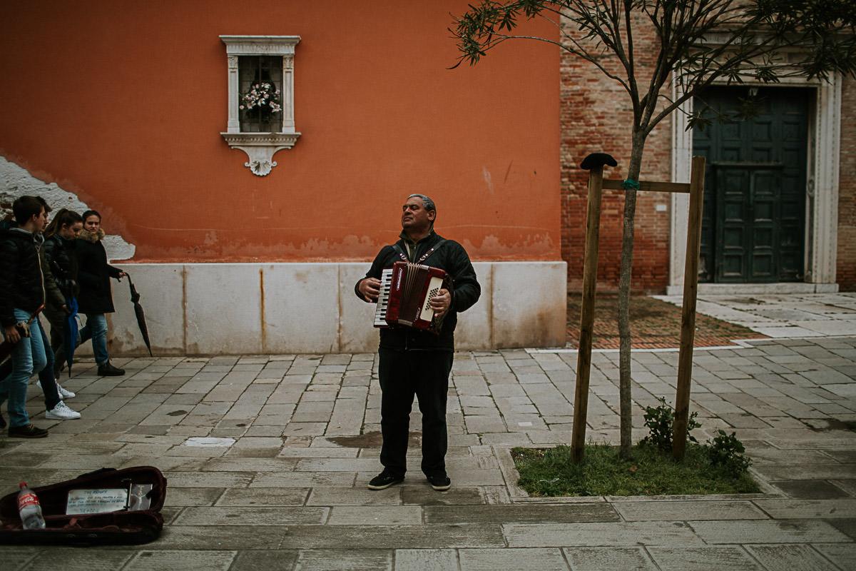 wedding photographer venice taking photographs of the stunning city