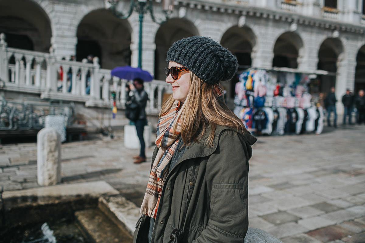 wedding photographer venice taking photographs of the stunning city