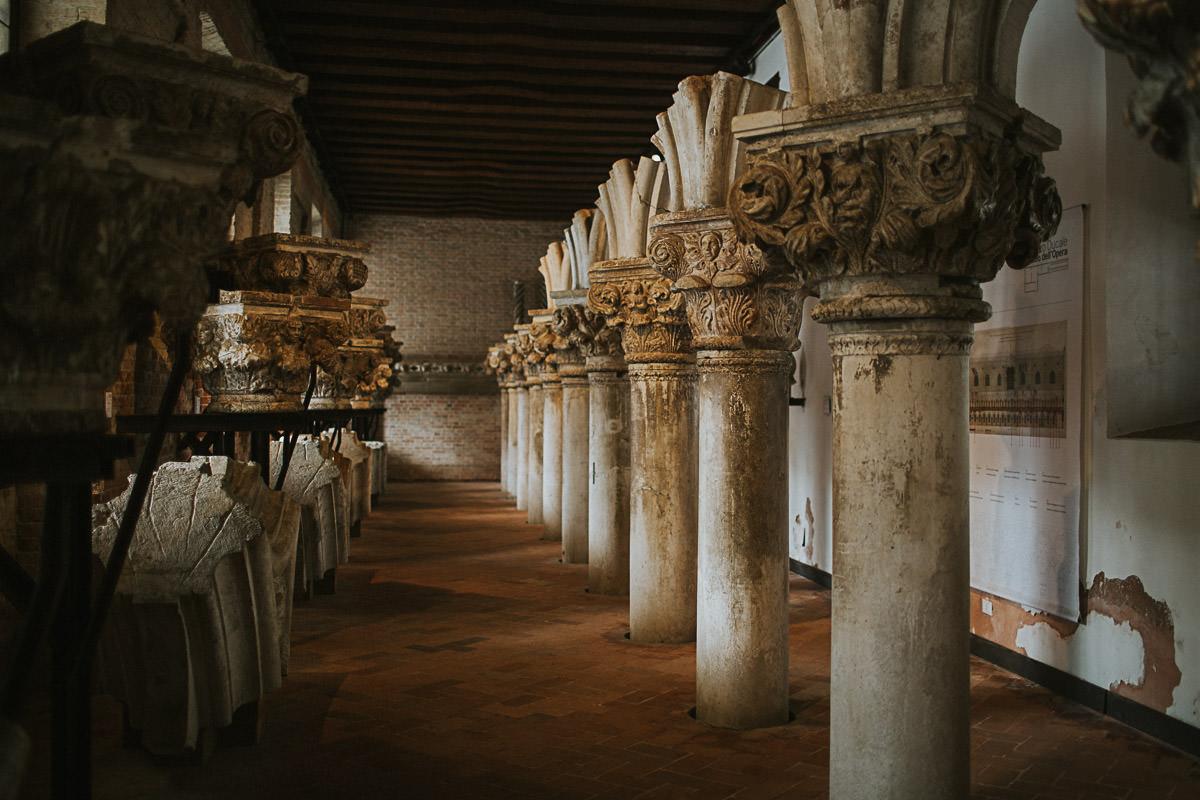 wedding photographer venice taking photographs of the stunning city