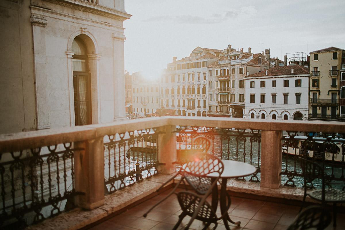 wedding photographer venice taking photographs of the stunning city