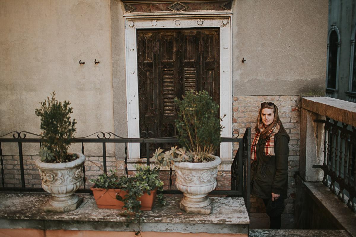 wedding photographer venice taking photographs of the stunning city