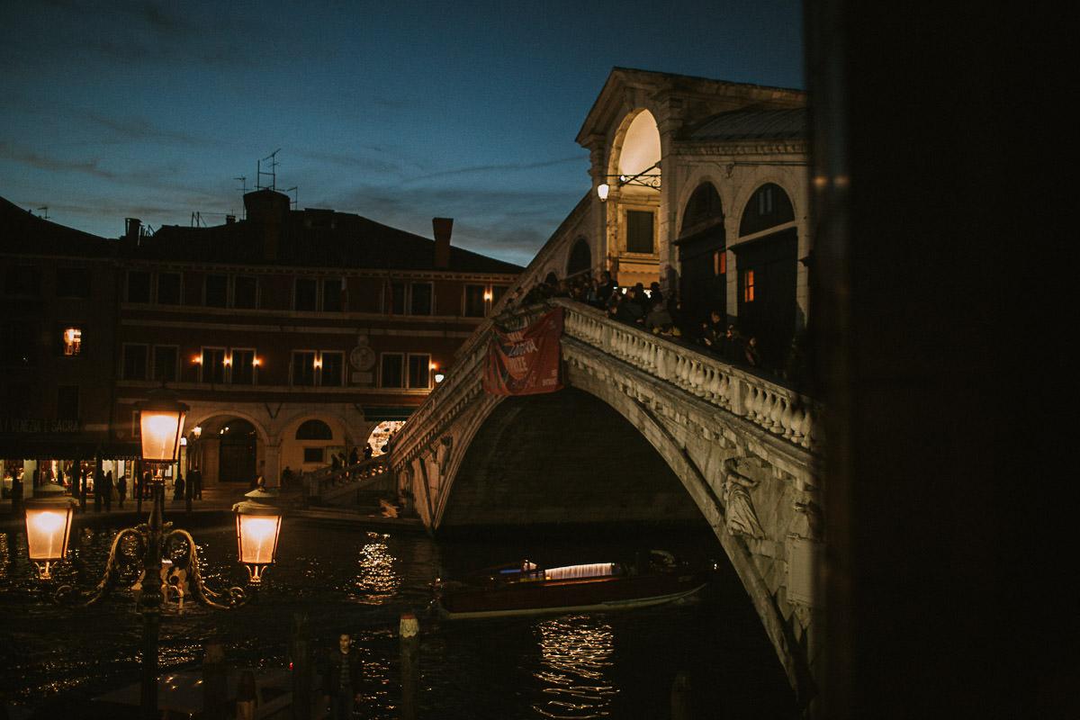 wedding photographer venice taking photographs of the stunning city