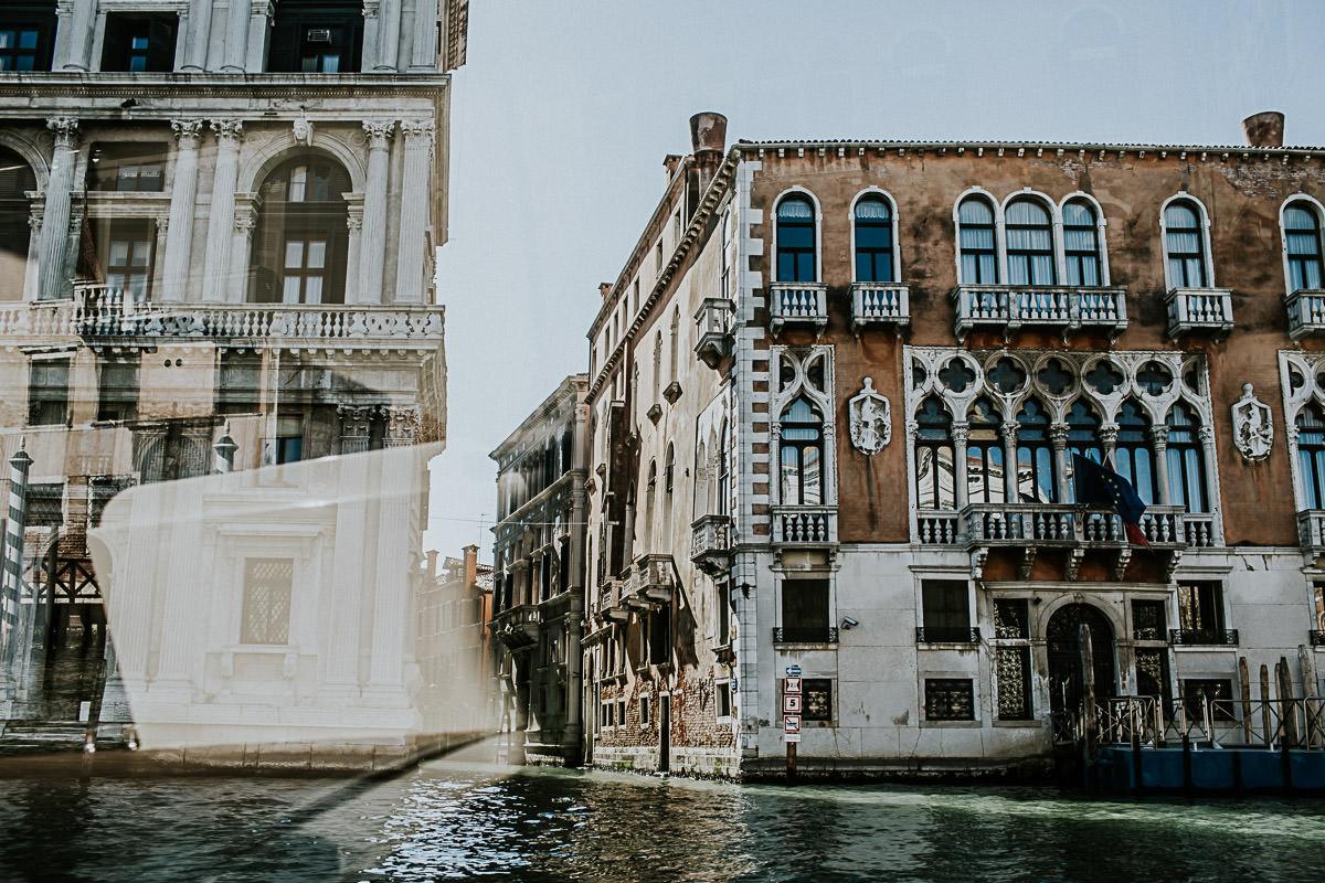 wedding photographer venice taking photographs of the stunning city