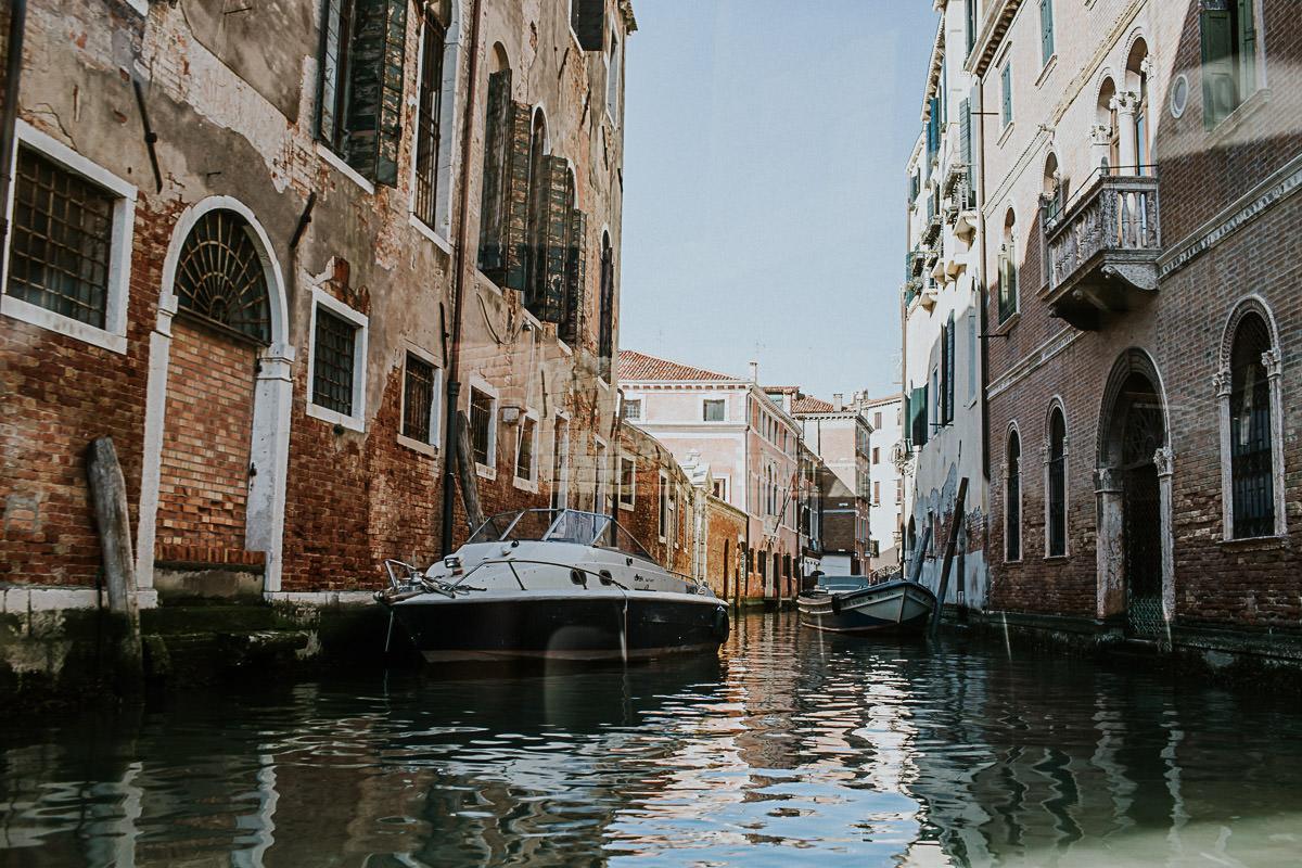 wedding photographer venice taking photographs of the stunning city