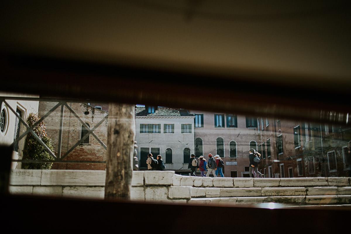 wedding photographer venice taking photographs of the stunning city