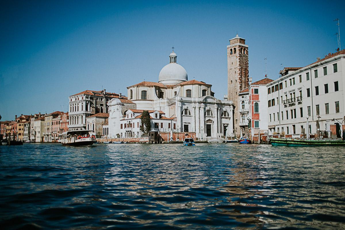 wedding photographer venice taking photographs of the stunning city