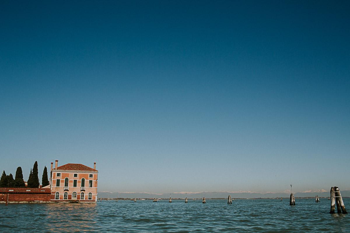 wedding photographer venice taking photographs of the stunning city