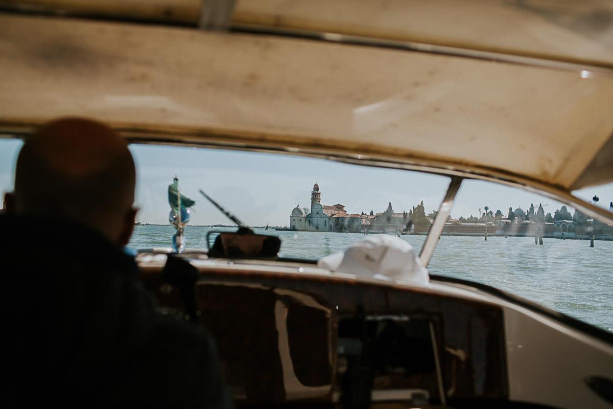 wedding photographer venice taking photographs of the stunning city