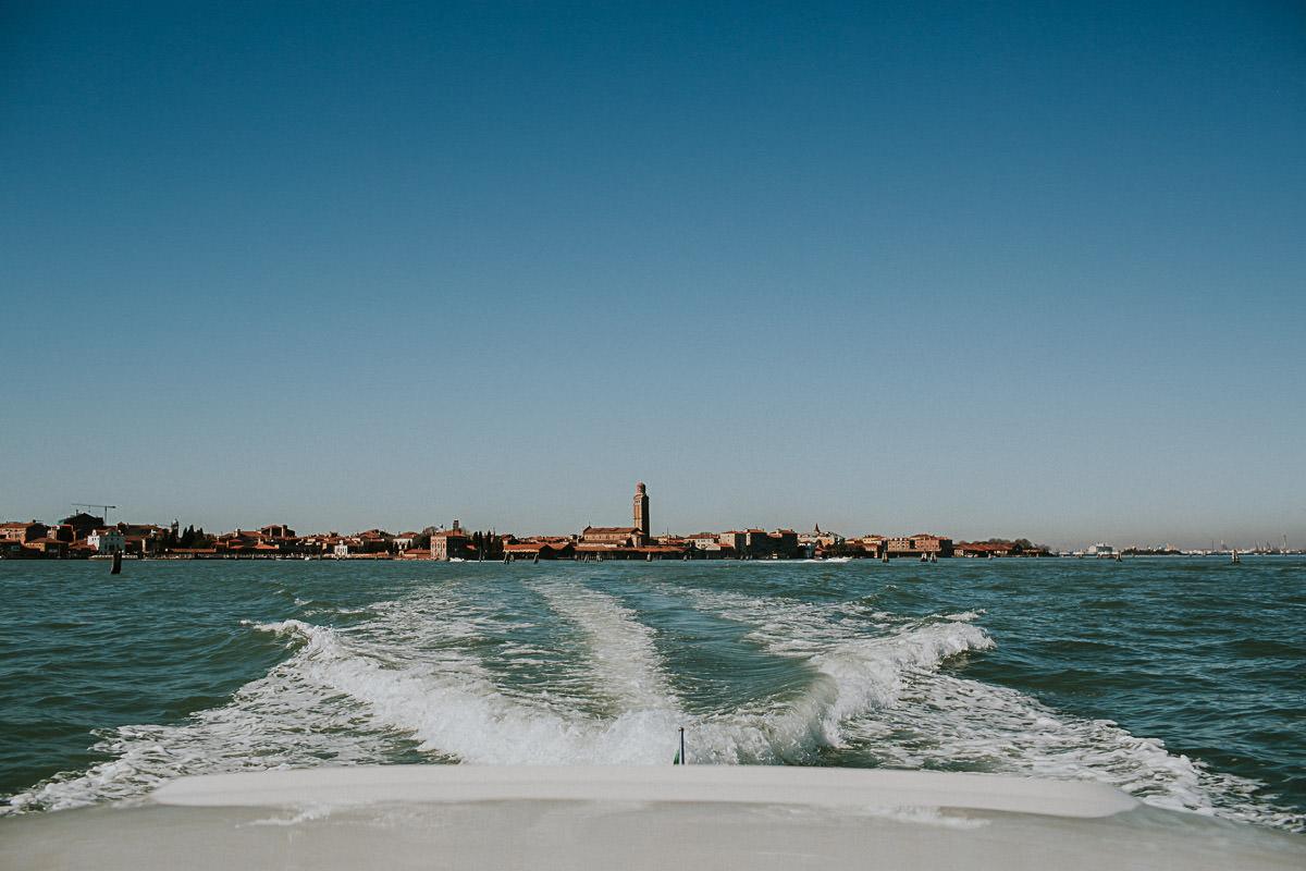 wedding photographer venice taking photographs of the stunning city