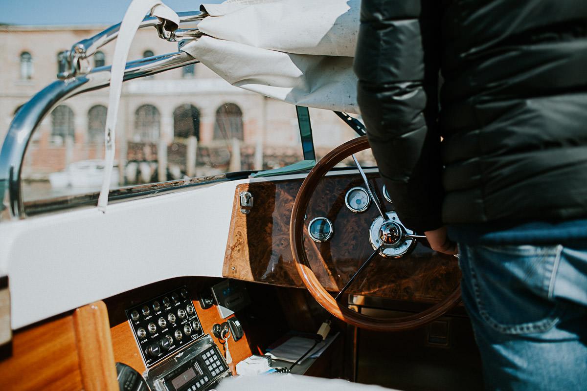 wedding photographer venice taking photographs of the stunning city