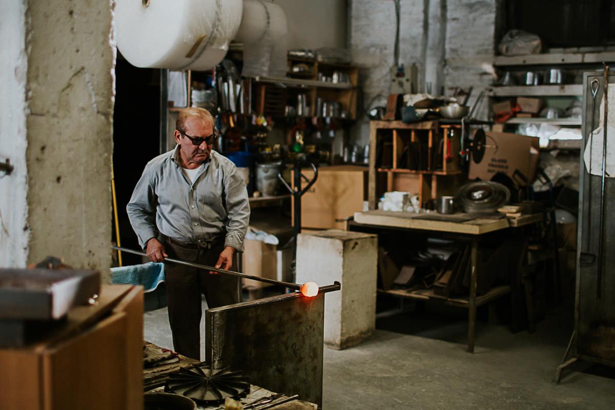 wedding photographer venice taking photographs of the stunning city