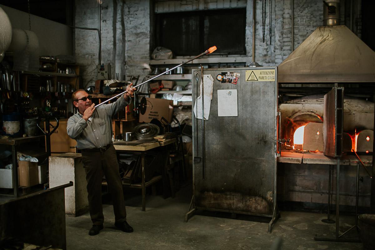 wedding photographer venice taking photographs of the stunning city
