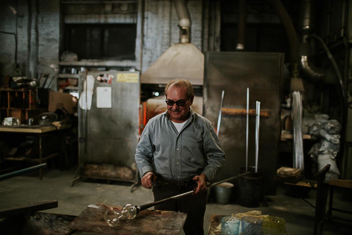 wedding photographer venice taking photographs of the stunning city