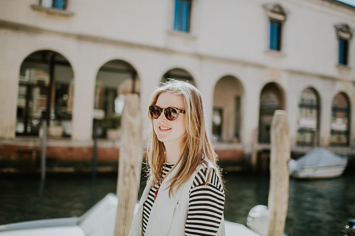 wedding photographer venice taking photographs of the stunning city