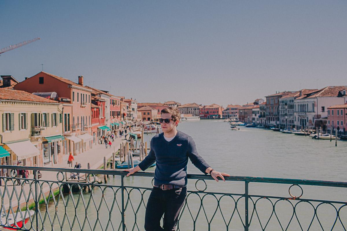 wedding photographer venice taking photographs of the stunning city