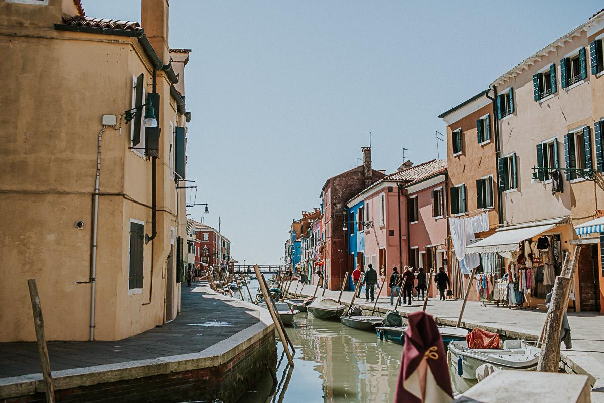 wedding photographer venice taking photographs of the stunning city