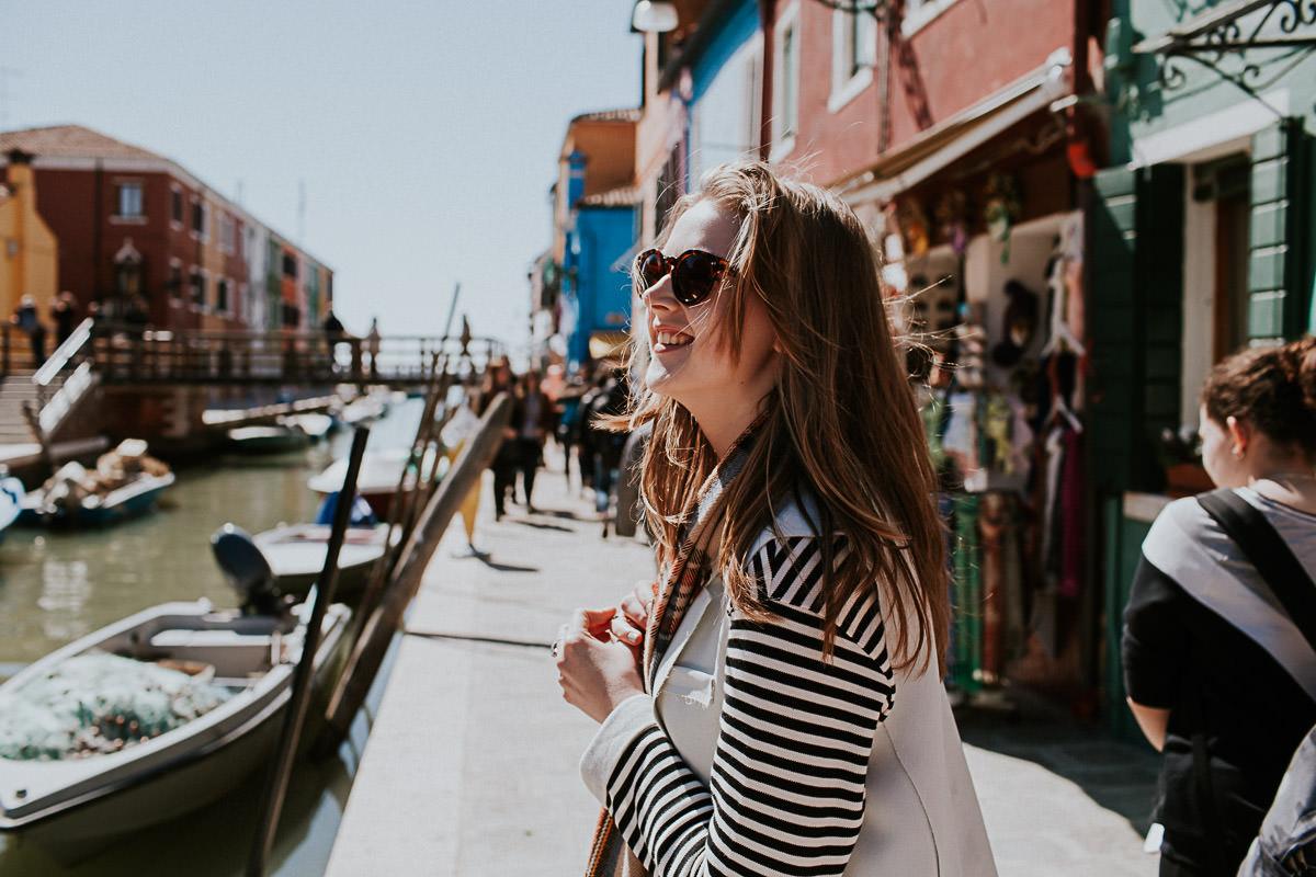 wedding photographer venice taking photographs of the stunning city