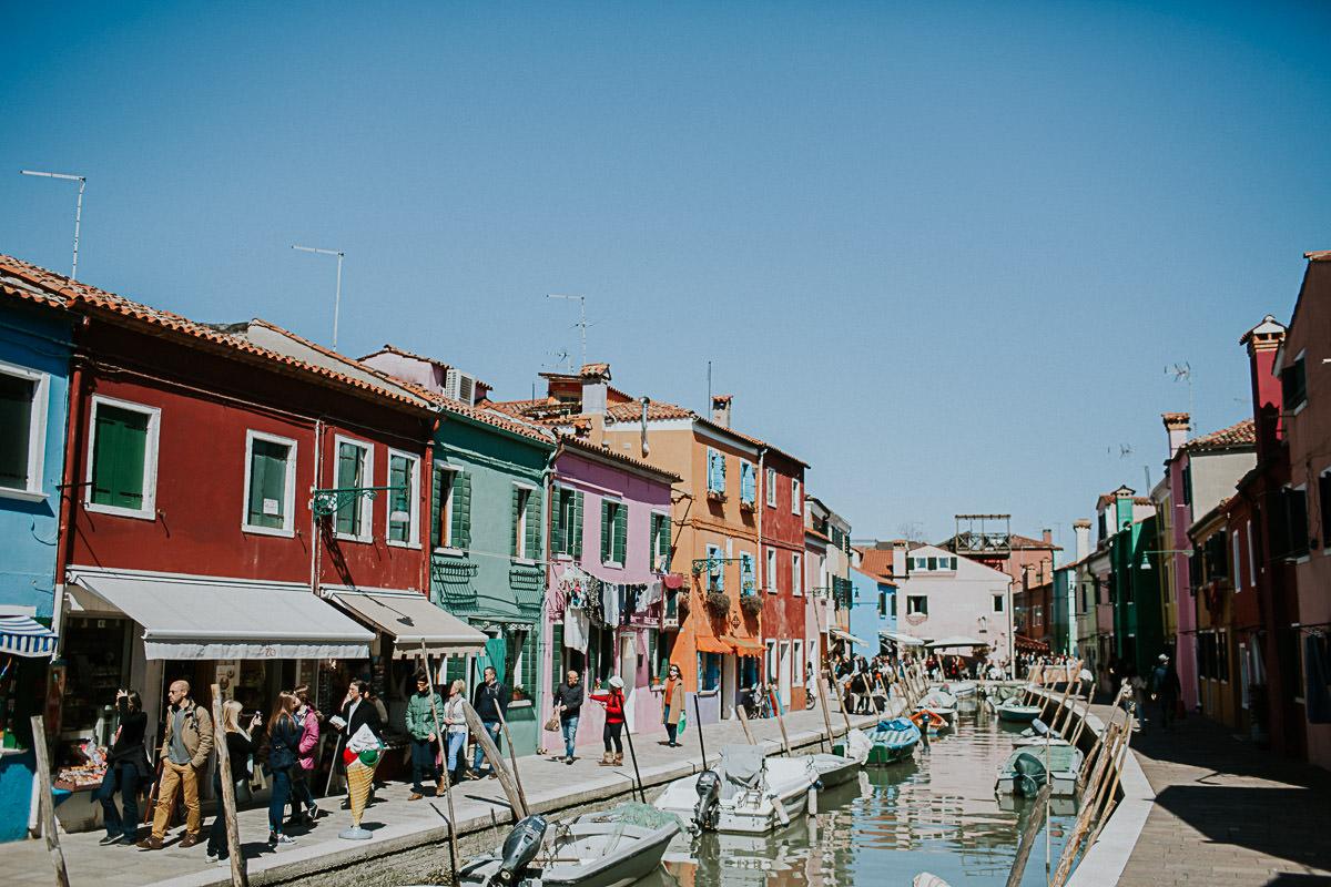wedding photographer venice taking photographs of the stunning city