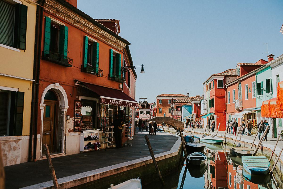 wedding photographer venice taking photographs of the stunning city