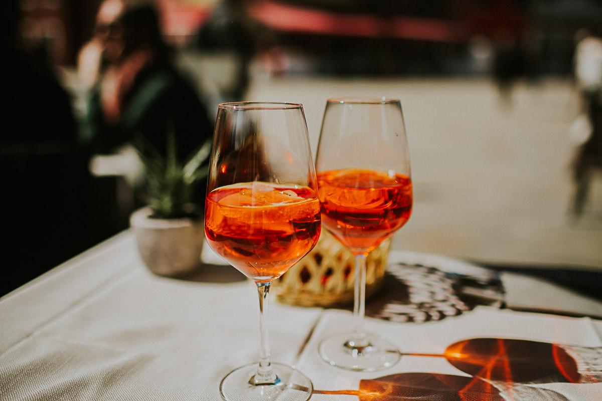 wedding photographer venice taking photographs of the stunning city