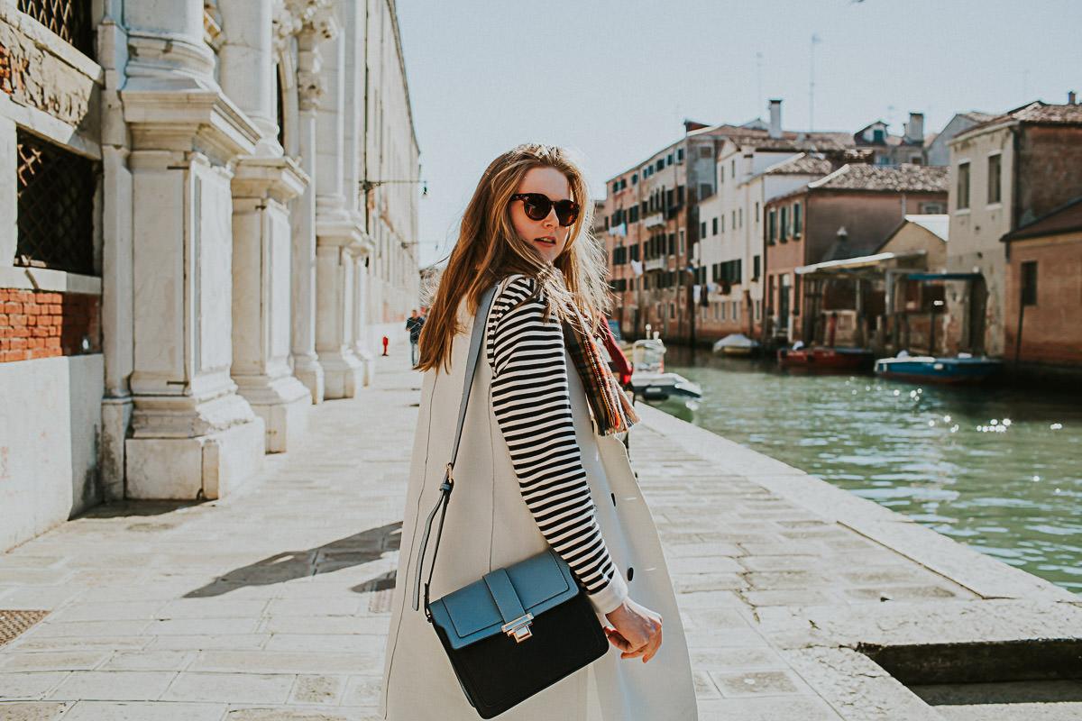 wedding photographer venice taking photographs of the stunning city