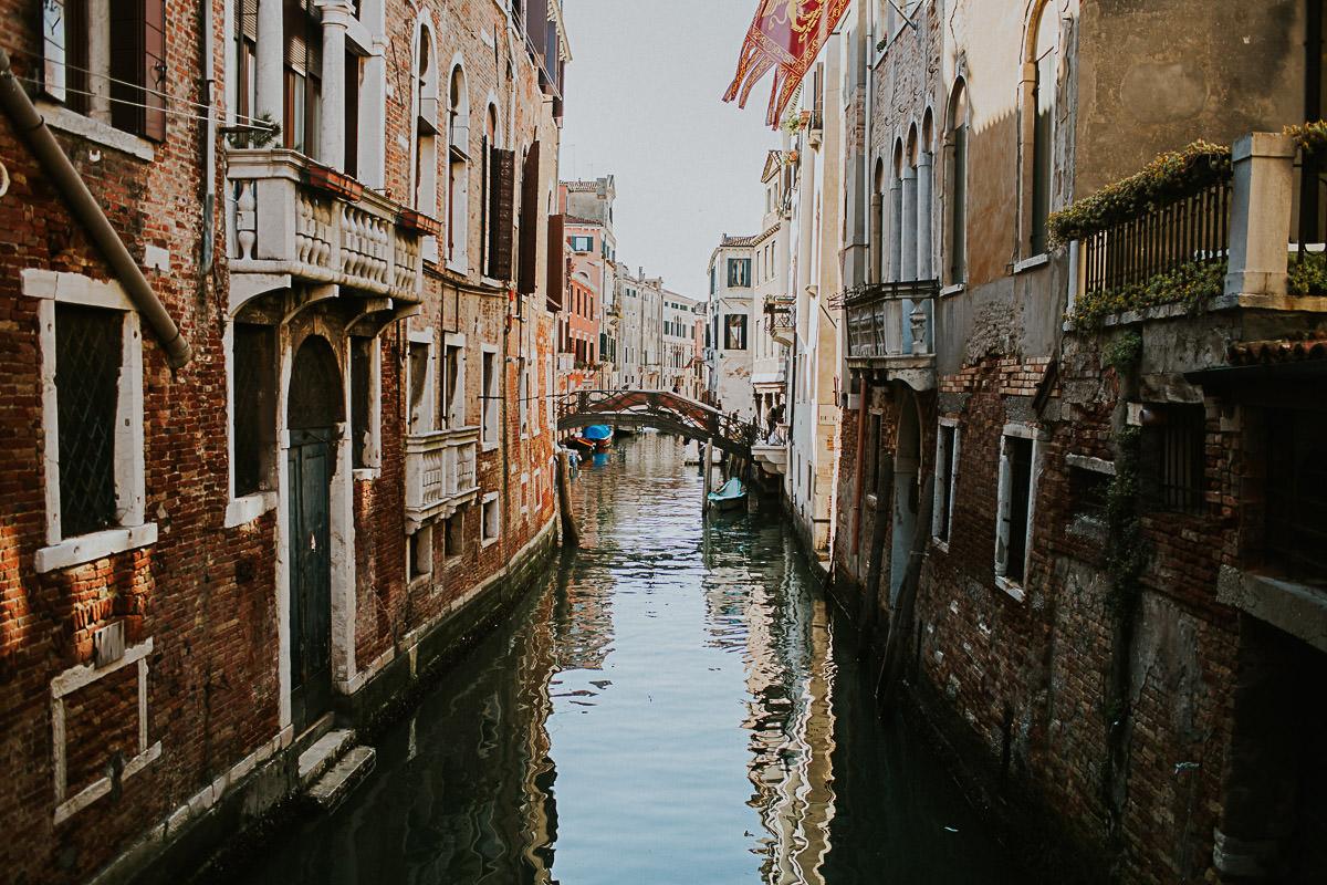 wedding photographer venice taking photographs of the stunning city