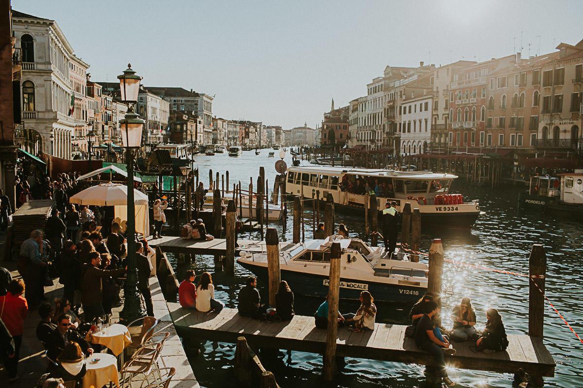 wedding photographer venice taking photographs of the stunning city