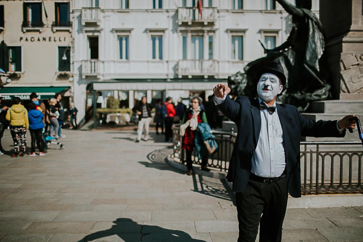 wedding photographer venice taking photographs of the stunning city