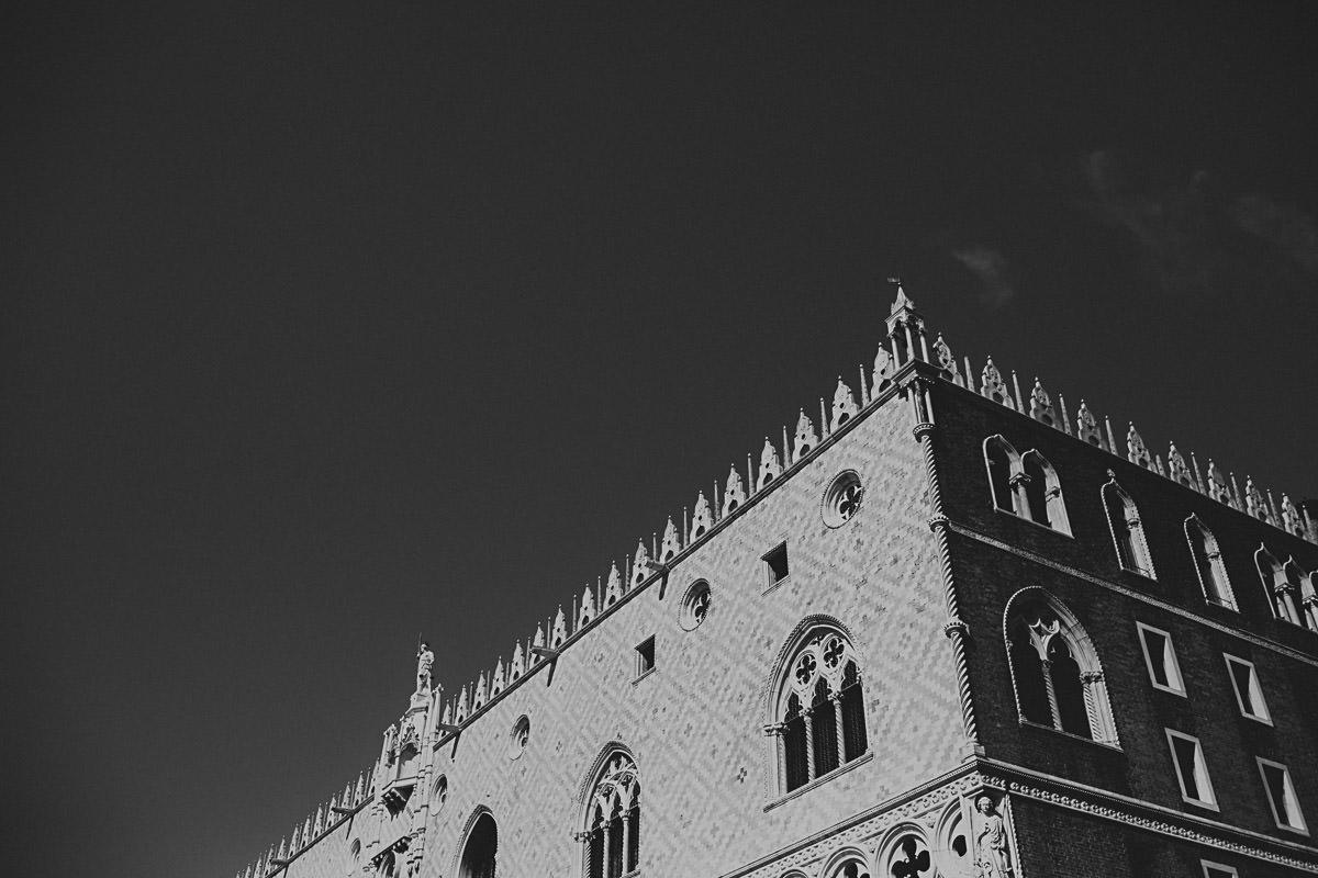 wedding photographer venice taking photographs of the stunning city