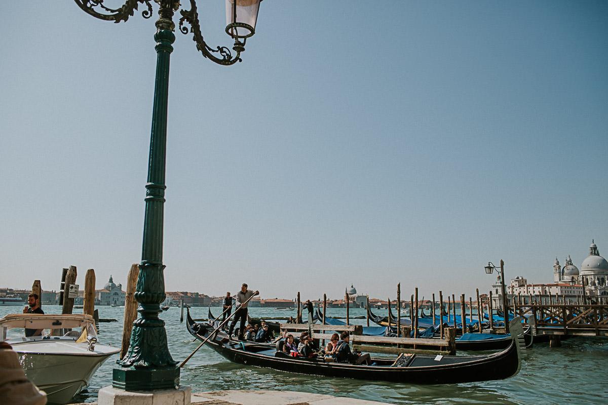 wedding photographer venice taking photographs of the stunning city