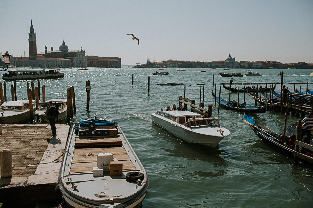 wedding photographer venice taking photographs of the stunning city